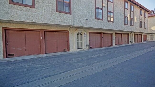 Building Photo - Charming 3-Bedroom Upper-Unit Condo in Can...