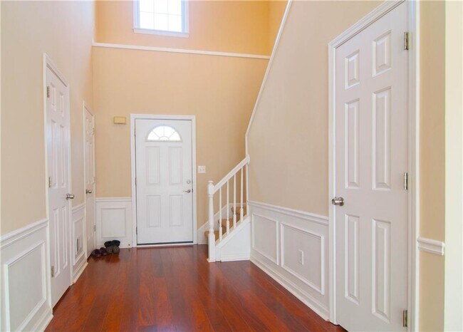 Building Photo - 558 Lullingstone Dr SE