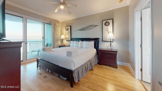 Building Photo - 2228 Beach Dr