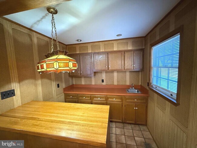 Building Photo - 9608 Burke View Ave