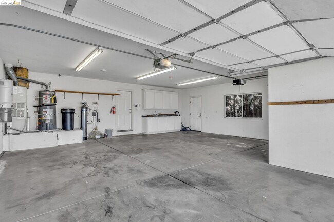 Building Photo - 5650 Edgeview Dr