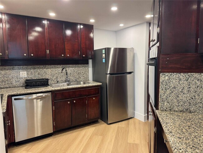 Building Photo - 999 Brickell Bay Dr