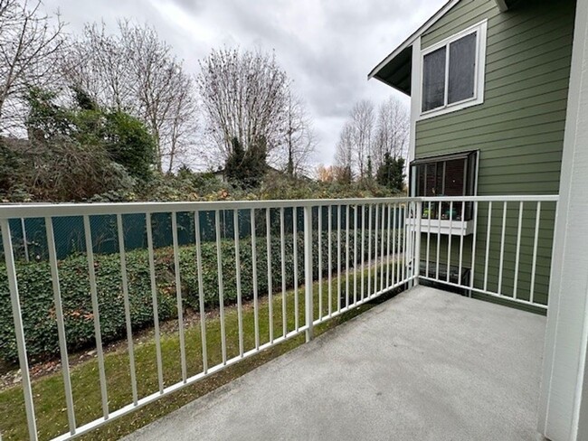 Building Photo - BEAUTIFULLY RENOVATED TOP FLOOR TOWNHOME C...