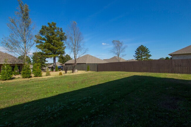 Building Photo - Move in special