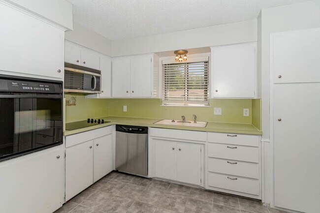 Building Photo - Single-Story Gem with Vaulted Ceilings and...