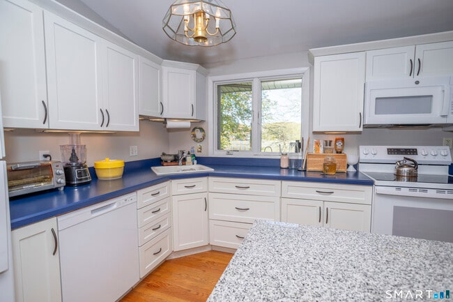 Building Photo - 18 Cedarwood Ln
