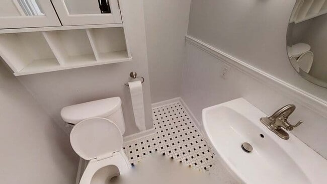 Building Photo - 834 S Main St