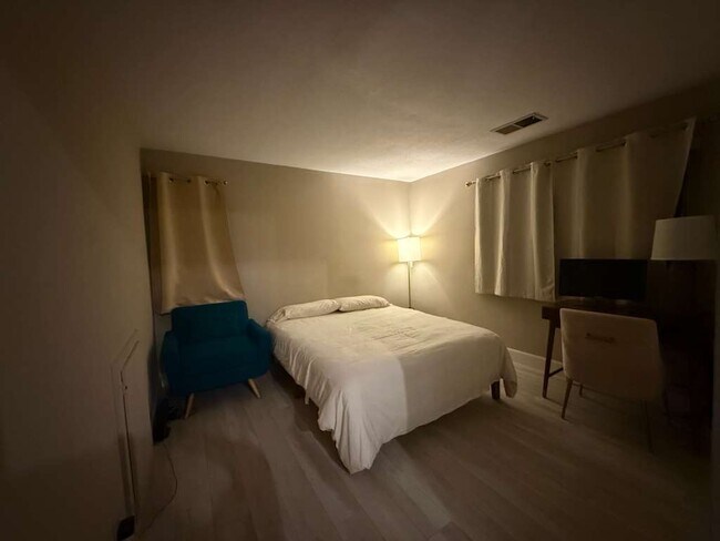 Building Photo - 67 Exeter Ln