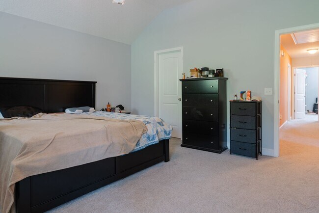 Building Photo - Spacious 4 Bed, 4 Bath