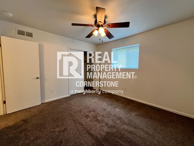 Building Photo - Move In Ready Townhome