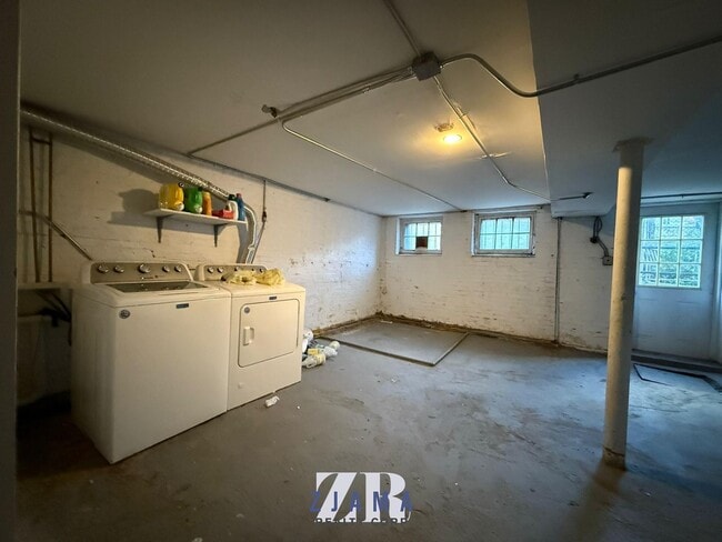 Building Photo - 240 Sullivan Pl