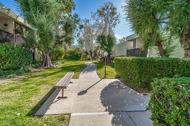 Building Photo - Cozy 2 Bedroom Condo in Valencia!