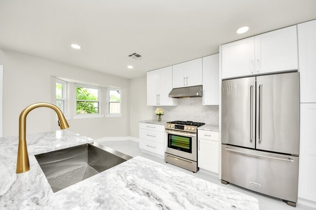 Building Photo - 7403 Shady Arbor Ln
