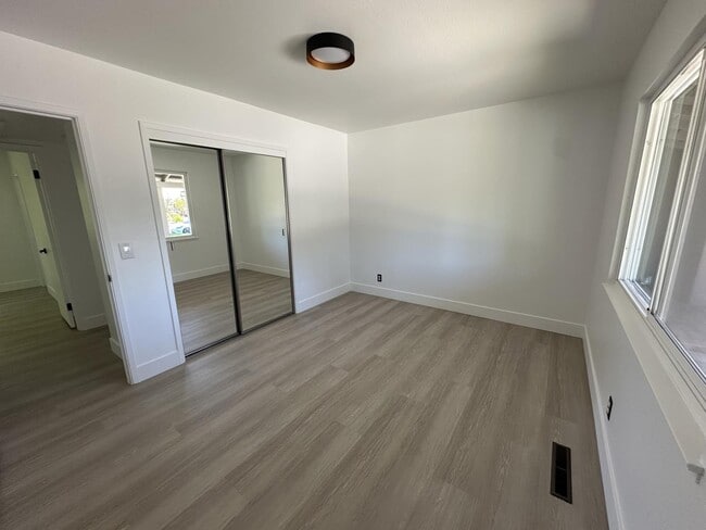 Building Photo - 467 Luther Dr