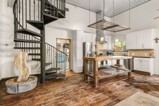 Building Photo - 15058 Lake Paula Dr