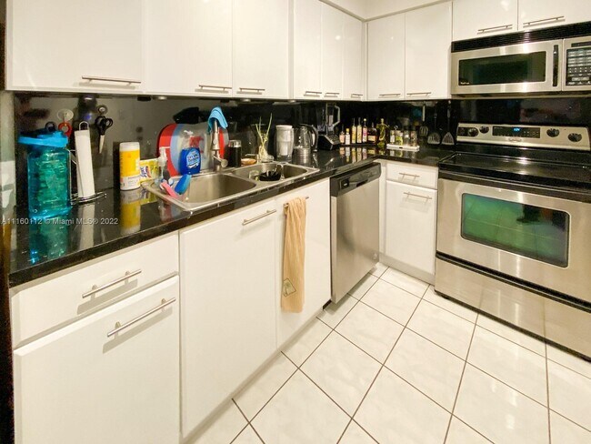 Building Photo - 9225 Collins Ave
