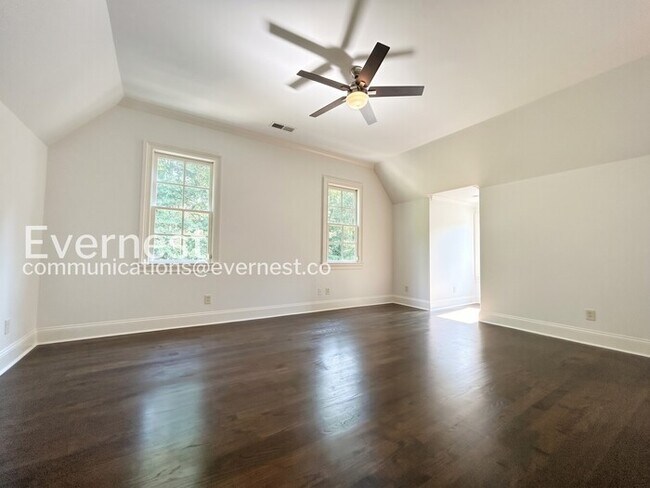Building Photo - Spacious 7 Bed/8 Bath Home with Garage / Pet-Friendly / Available Now!