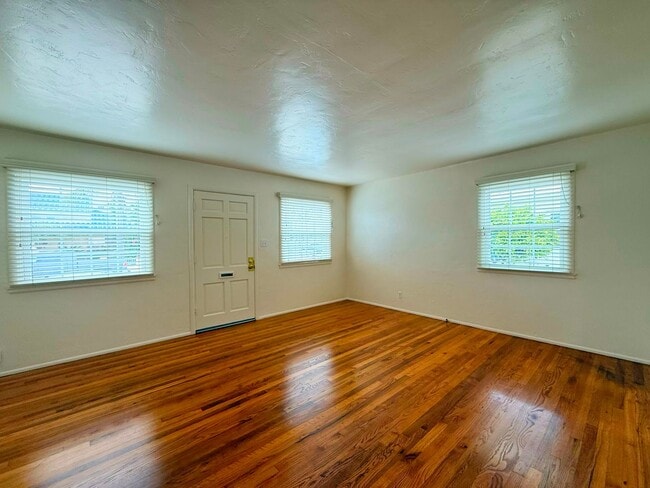 Building Photo - Classic Crown Point Beach Home – Charming Coastal Living Just Minutes from the Bay