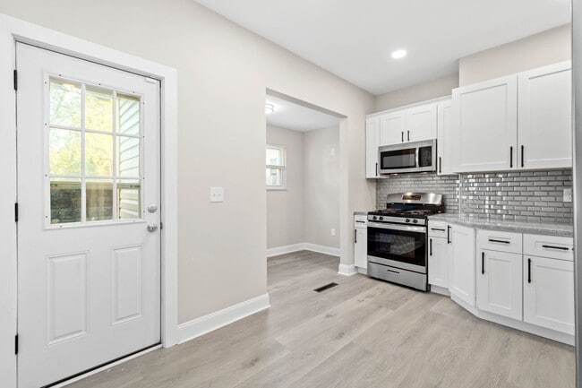 Building Photo - Stunning 2 bedroom home in North Side available Feb 1!