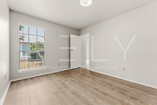 Building Photo - 409 Greenlawn Blvd