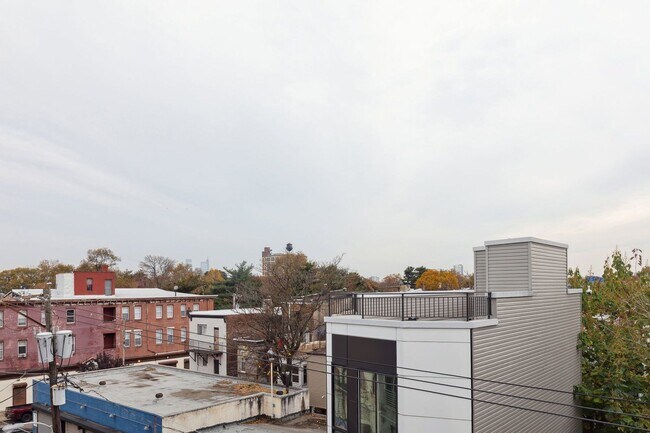 Building Photo - 2219 Hope St
