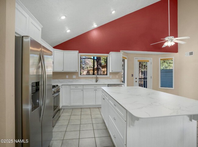 Building Photo - Gorgeous Flagstaff Rental