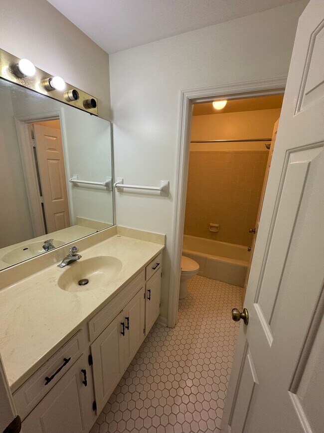 Building Photo - 834 Brentwood Pointe