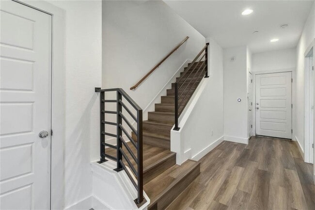Building Photo - 7205 Bassett Ct