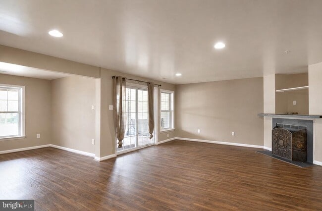 Building Photo - 10626 Hillingdon Rd