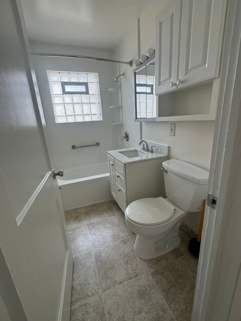 Building Photo - 812 S 109th St
