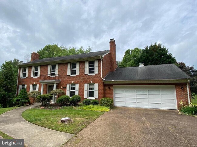 Building Photo - 330 River Bend Rd