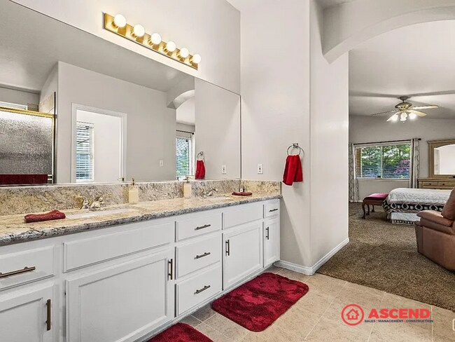 Building Photo - Stunning 4 Bedroom Home Off Brimhall Rd!