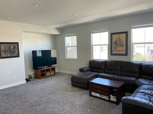 Building Photo - 8665 Mahonia Dr