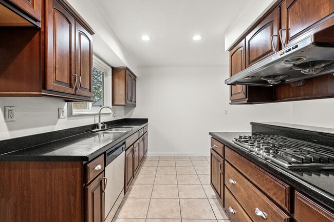 Building Photo - Beautifully Renovated 3BR/2BA Single-Story...
