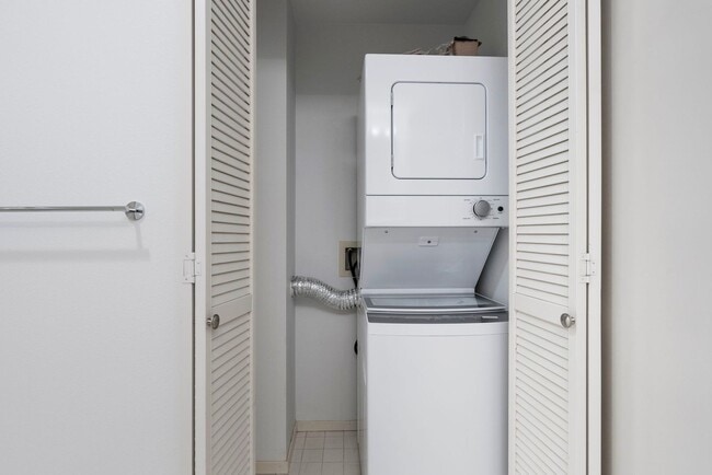 Building Photo - 618 NW 12th Ave