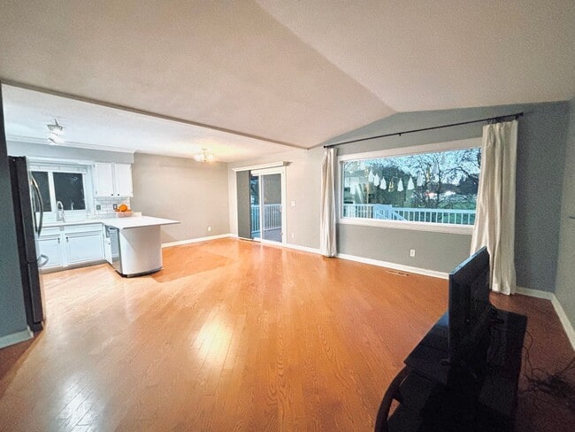 Building Photo - Hidden Gem!  4bed 2bath Single Family Home in Maple Grove, Featuring a Fenced in Back Yard