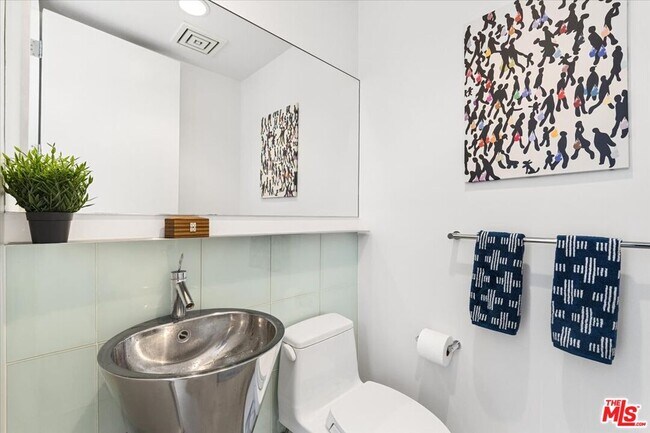 Building Photo - 211 S Valley St