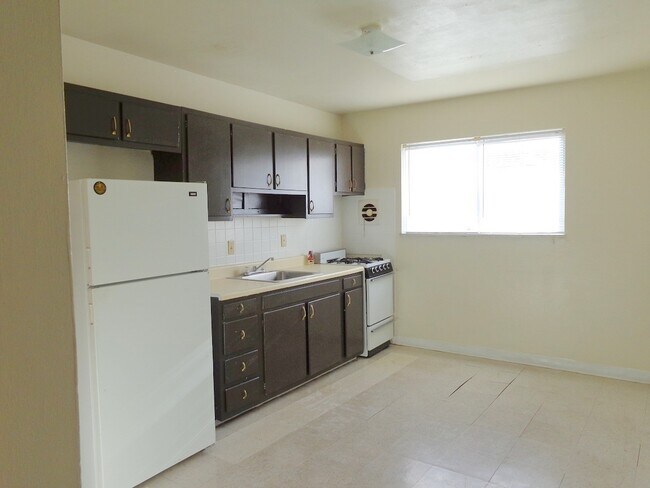 Interior Photo - 4375-4409 Chippewa