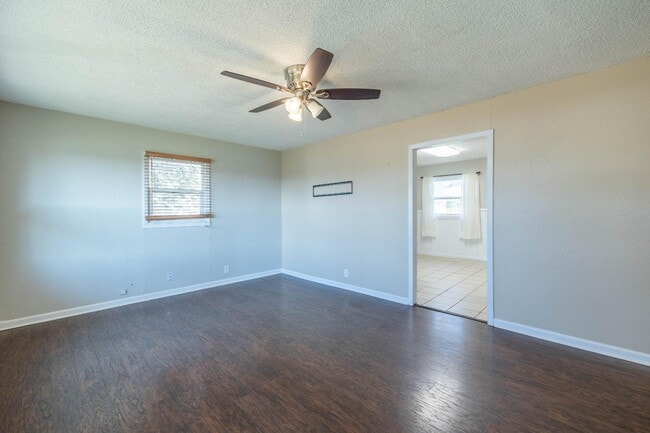 Building Photo - 516 7th St