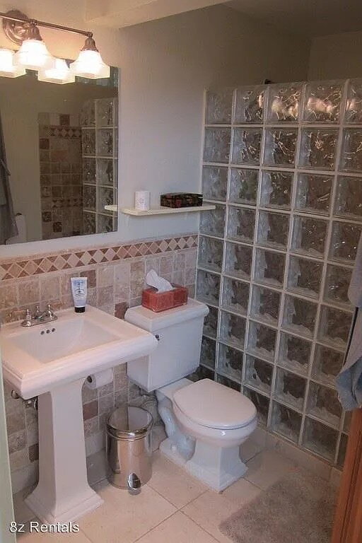 Building Photo - Charming Studio Furnished Unit - Cozy 400 Sq Ft Home with Full Bath!"