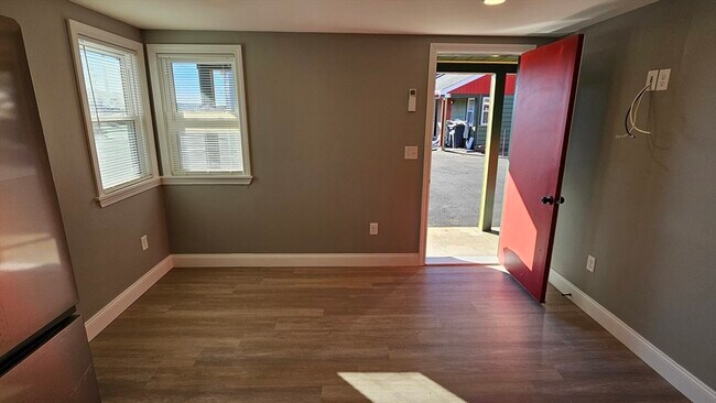 Building Photo - 825 Scenic Hwy