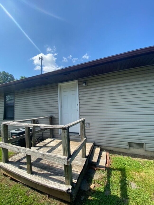 Building Photo - Great Duplex! 2 Bed, 1 Bath