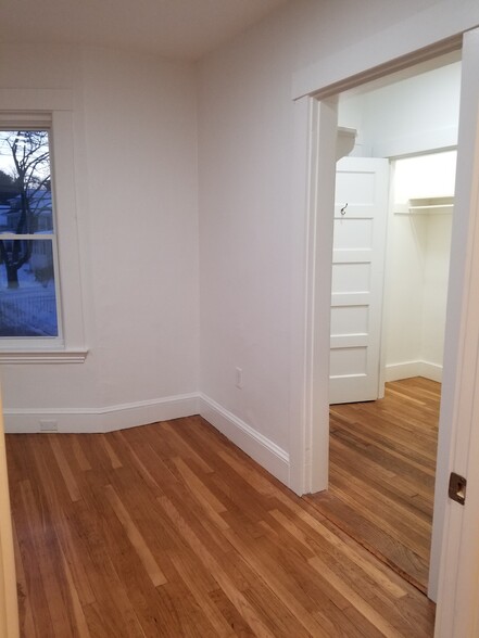 Master view to walk-in closet - 111 Lake St