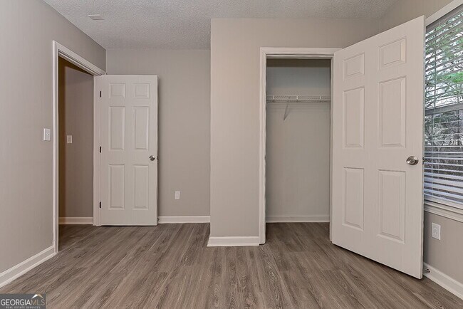 Building Photo - 1205 Redbud Ct