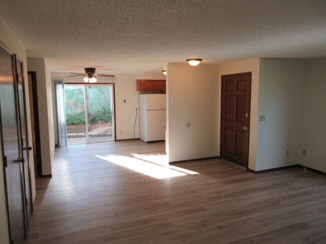 Building Photo - Spacious Two Bedroom Duplex