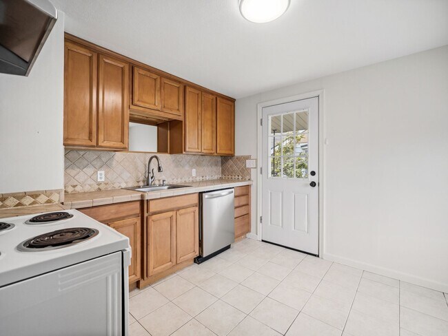 Building Photo - HALF OFF FIRST MONTH'S RENT!! Charming 3BR 1BA Home/Washer/Dryer/Garage