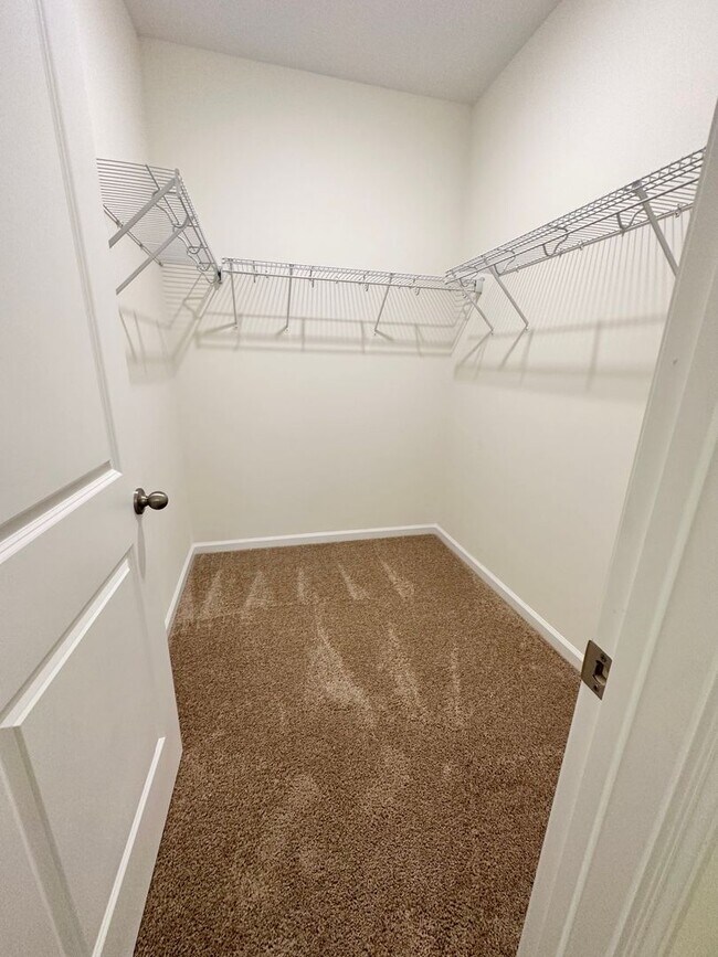 Building Photo - Townhouse with amenity packed neighborhood...