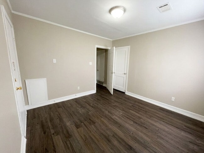 Building Photo - Charming & Fully Refreshed 2BR/1BA Near the University District – Move-In Ready!