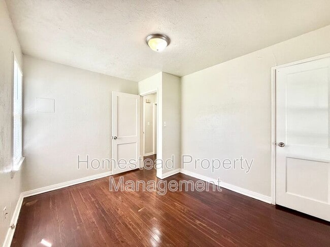 Building Photo - 3920 Thomas Ave