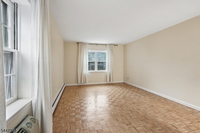 Building Photo - 135 S Maple Ave